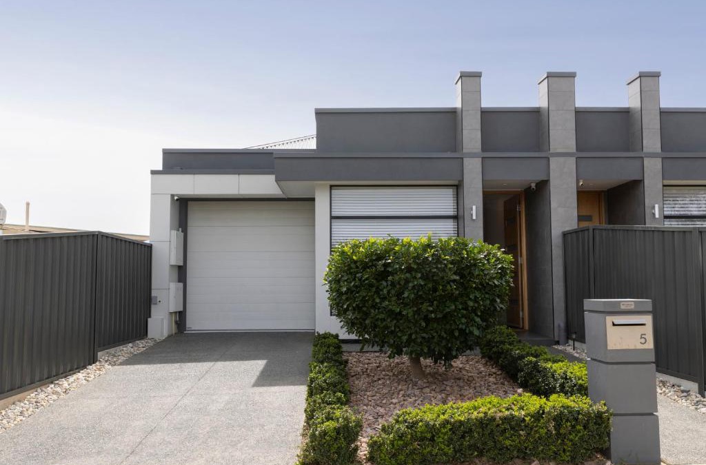 Christies Beach House | Cozy Getaway, King Bed with TV, NBN, Netflix, Nespresso