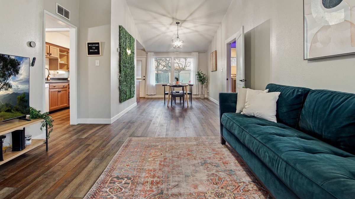 Farmers Branch House | Cozy getaway | Near Airport & Downtown | Game Room