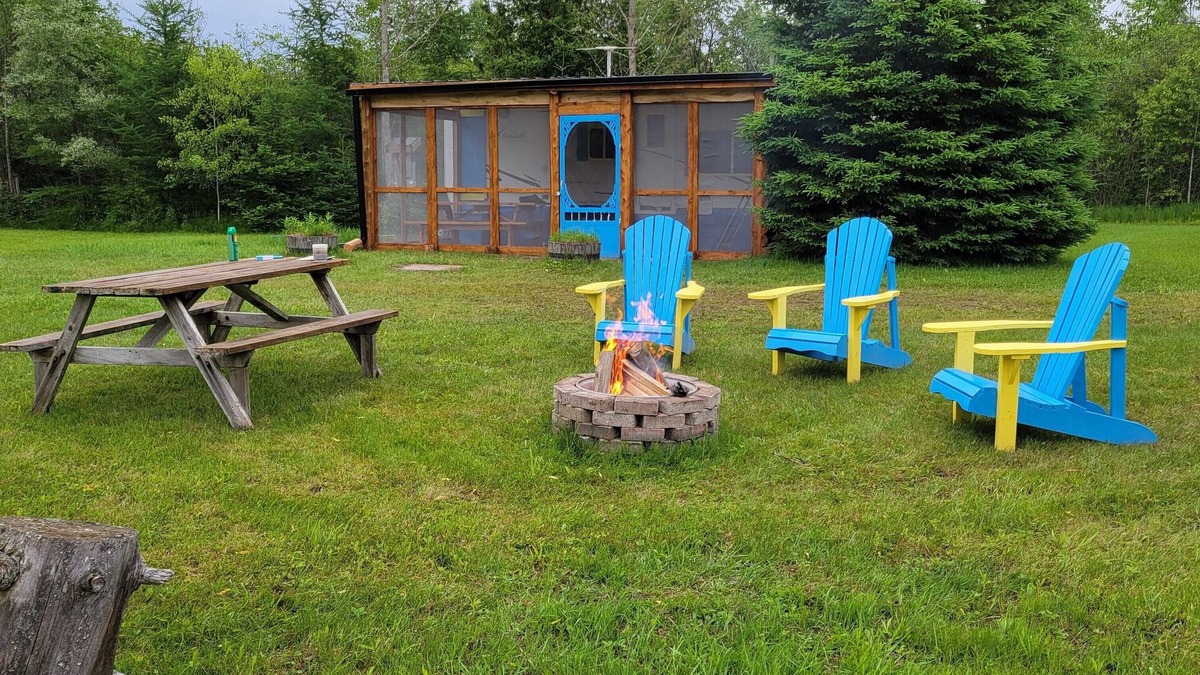 Durham Region Cabin | Cozy getaway only 1 hr from Toronto, on a small private lake.