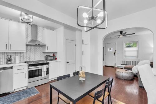 Saint Josephs House | Cozy Getaway - Quiet Neighborhood Near DT townhouse