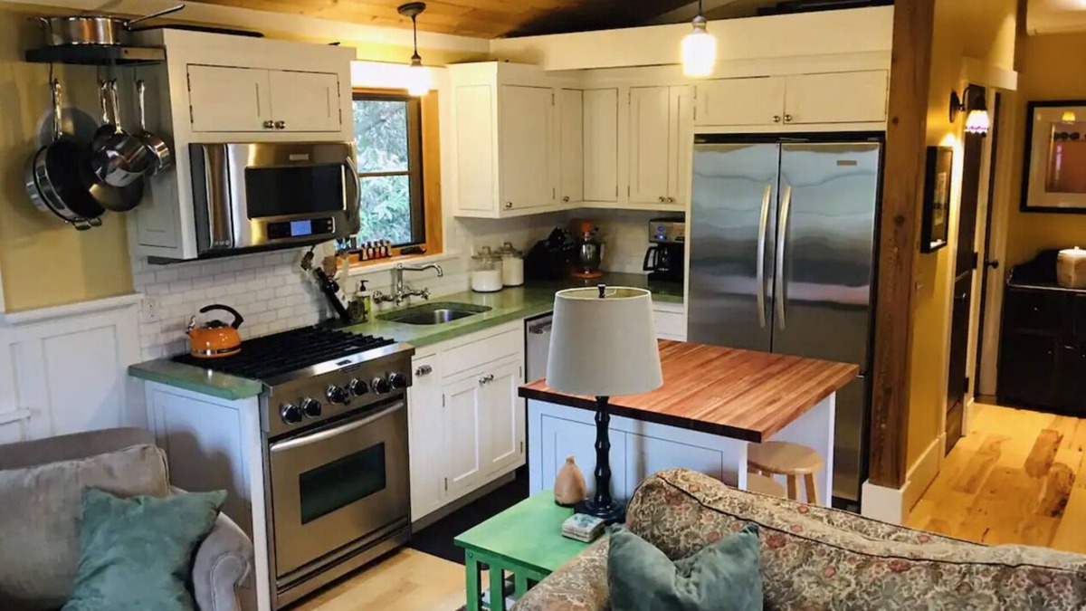 Laurelhurst House | Cozy Getaway w/Hot tub, Fireplace, Firepit & A/C
