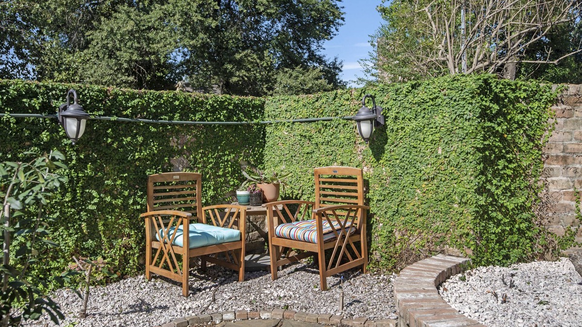 Houston House | Cozy Getaway w/Private Hot Tub near IAH