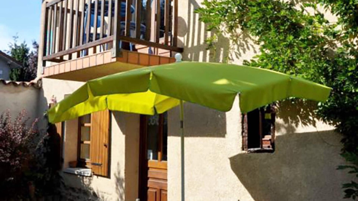 Maringes Cottage | Cozy Gîte with Fireplace, Terrace, and Garden in Maringes - Pet Friendly