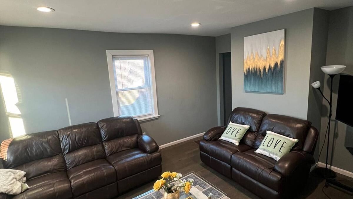 Newton Apartment | Cozy Gorgeous with a back yard and parking pet friendly on the heart of Waltham