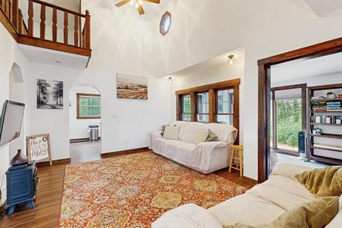 Adams House | Cozy Green Cottage