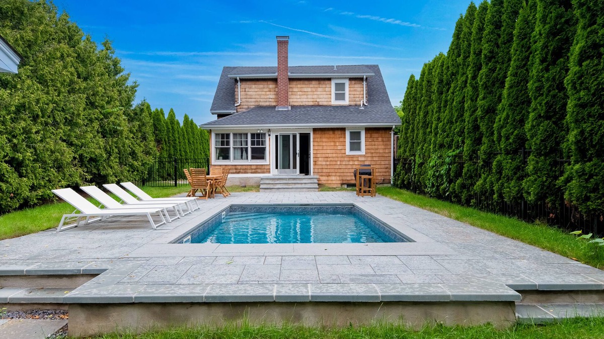 Greenport West House | Cozy Greenport Cottage | House in Greenport with a private pool & sauna