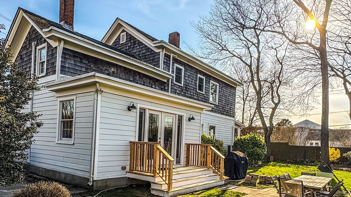 Pipes Cove House | Cozy Greenport village cottage
