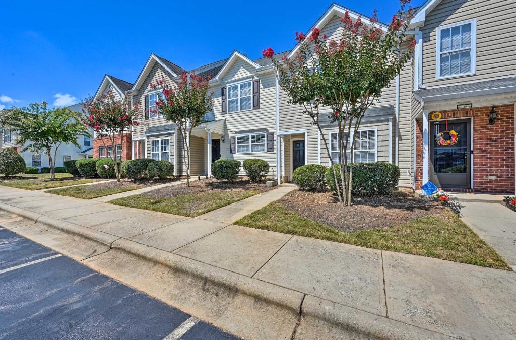 Greensboro House | Cozy Greensboro Townhome about 7 Mi to UNC Campus