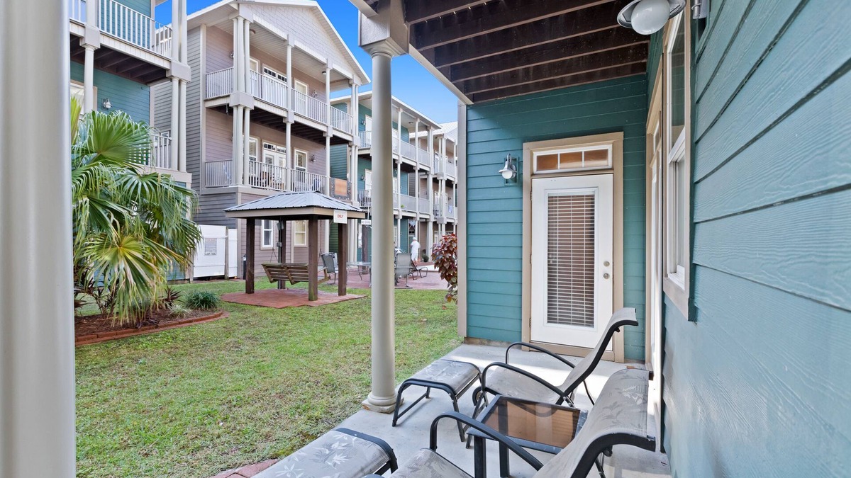 Crescent Beach Apartment | Cozy, ground-floor beach studio w/a shared pool, free WiFi, & a kitchenette