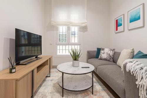 Chamberi Apartment | Cozy Ground-Floor Apartment for 2 in Chamberí Perfect Spot Quevedo IV