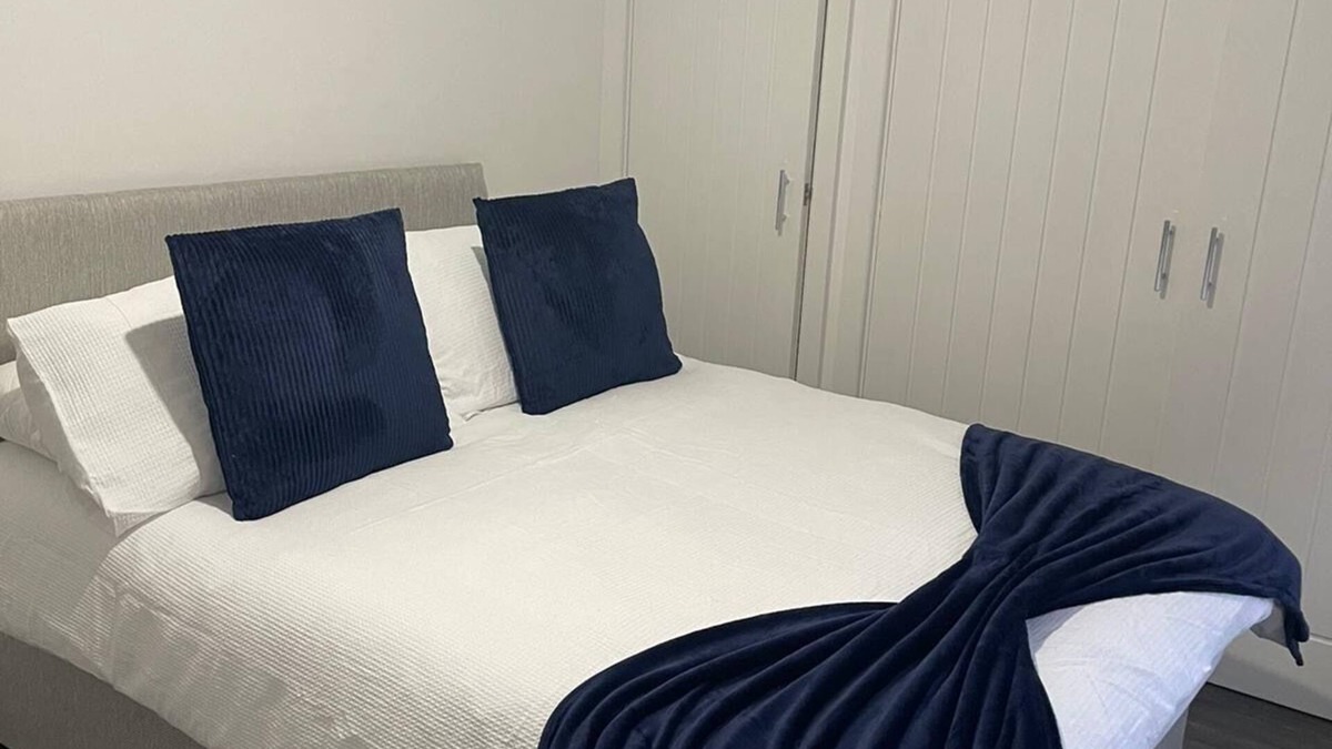 Sutton Central Apartment | Cozy Ground Floor Flat in Sutton with Parking Space free and Pets Friendly