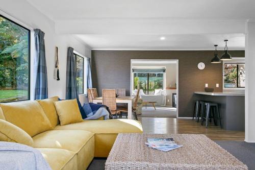 Waipahihi House | Cozy Group Stay With Air Con and Outdoor Dining