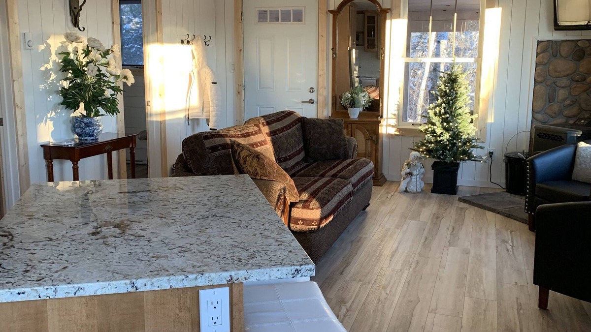 Manitoba House | Cozy Guest cottage waterfront with screened in gazebo