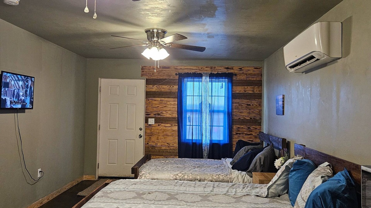 Kingston House | Cozy Guest Room in awesome Kingston with AC close to lake Texoma Lots of parking