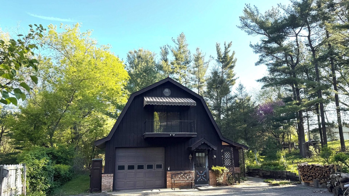 South Bend House | Cozy Guesthouse 10 minutes from Notre Dame Stadium