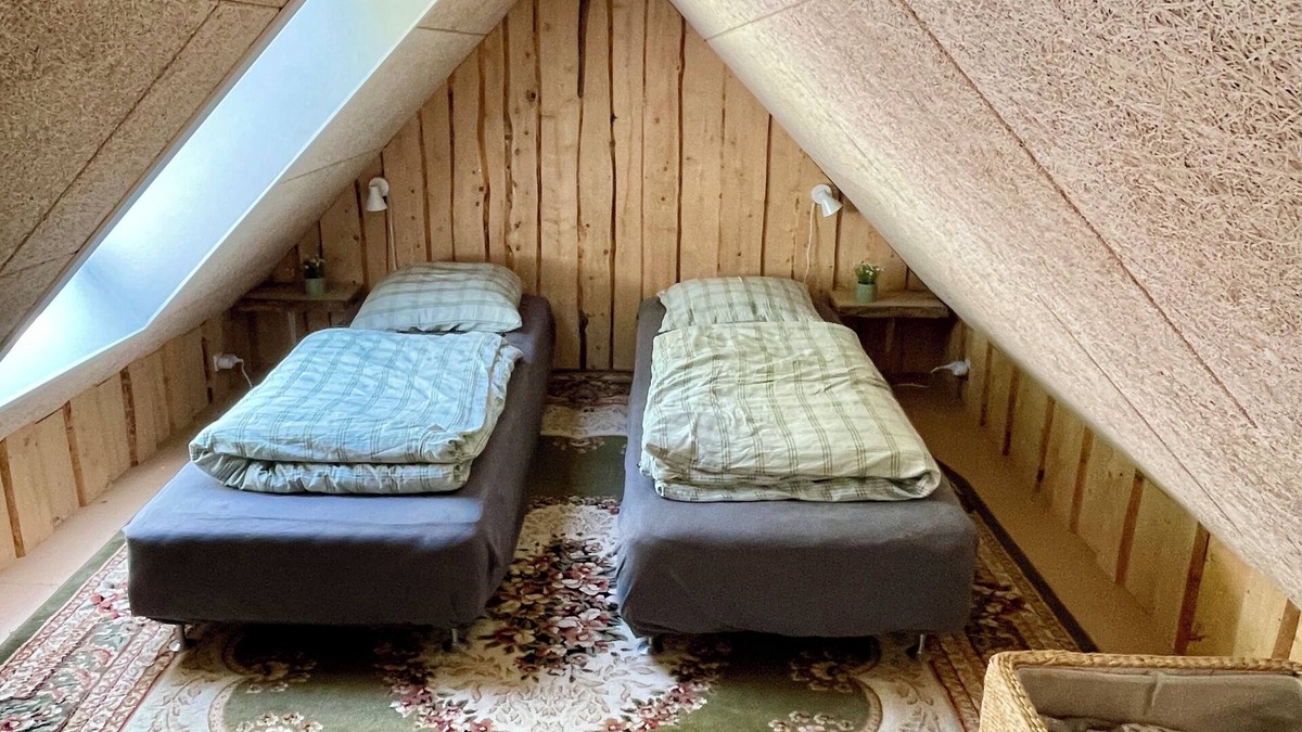 Broby Cabin | Cozy guesthouse by the South Funen Archipelago Trail. Whole house, pet friendly.