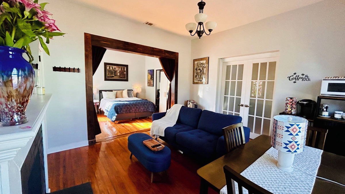 Downtown San Antonio Apartment | Cozy guesthouse/studio in downtown San Antonio close to major city attractions!