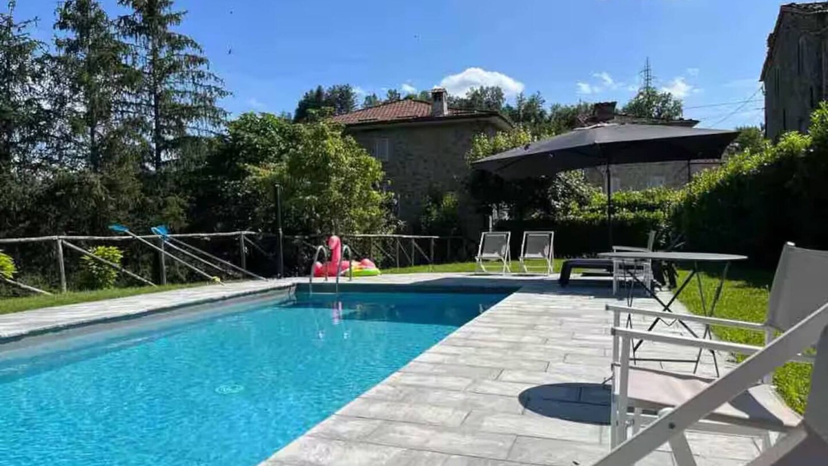 Guzzano-pieve di Controne Apartment | Cozy holiday house for 4 people with shared pool