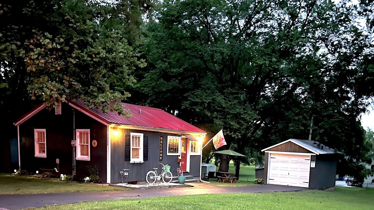 Ste Genevieve House | Cozy Haven Little Hidden Gem Sleeps 4
