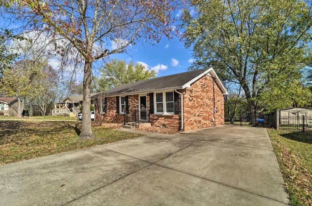 Hendersonville House | Cozy Hendersonville Home with Yard - Near Lake!