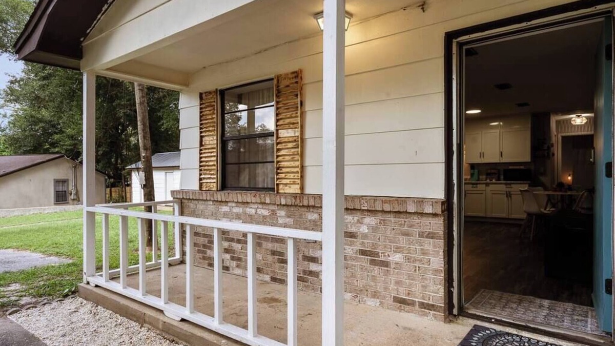 West Pensacola House | "Cozy Hideaway", fire pit, bbq, kid & dog friendly