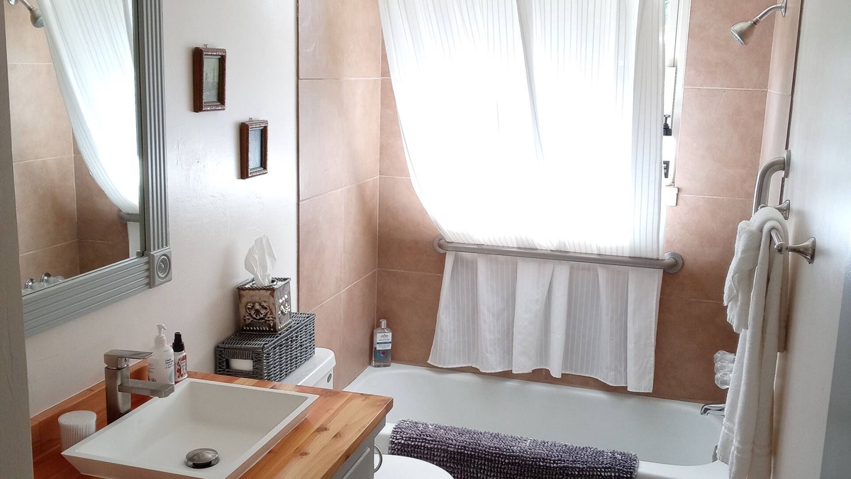Springdale House | Cozy Hideaway in Town