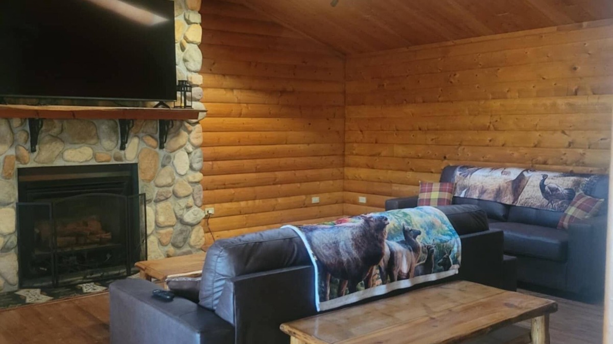 Jordan House | Cozy Hideaway Log Home in Welcoming Jordan MT