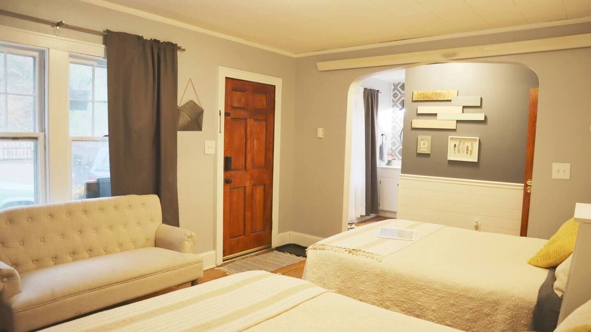 Deadwood Apartment | Cozy hideaway on Main, Farmhouse Unit