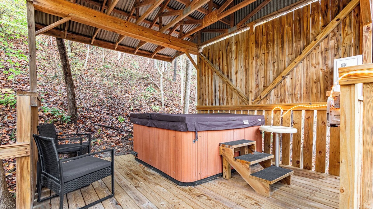 Ray House | Cozy Hillside Hideaway - Fast Wifi! - Hot Tub & Grill