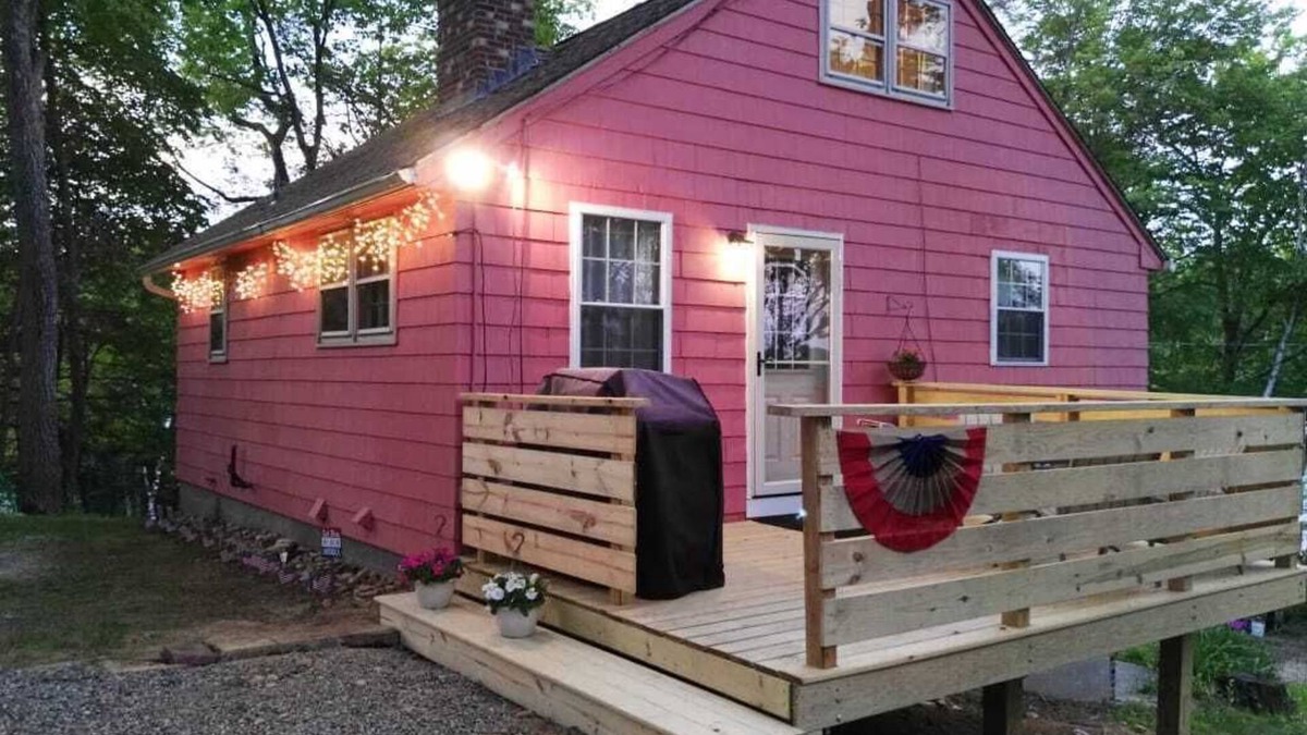 Holland Cottage | Cozy Hillside Lakehouse, Lake View, Private Beach and Dock