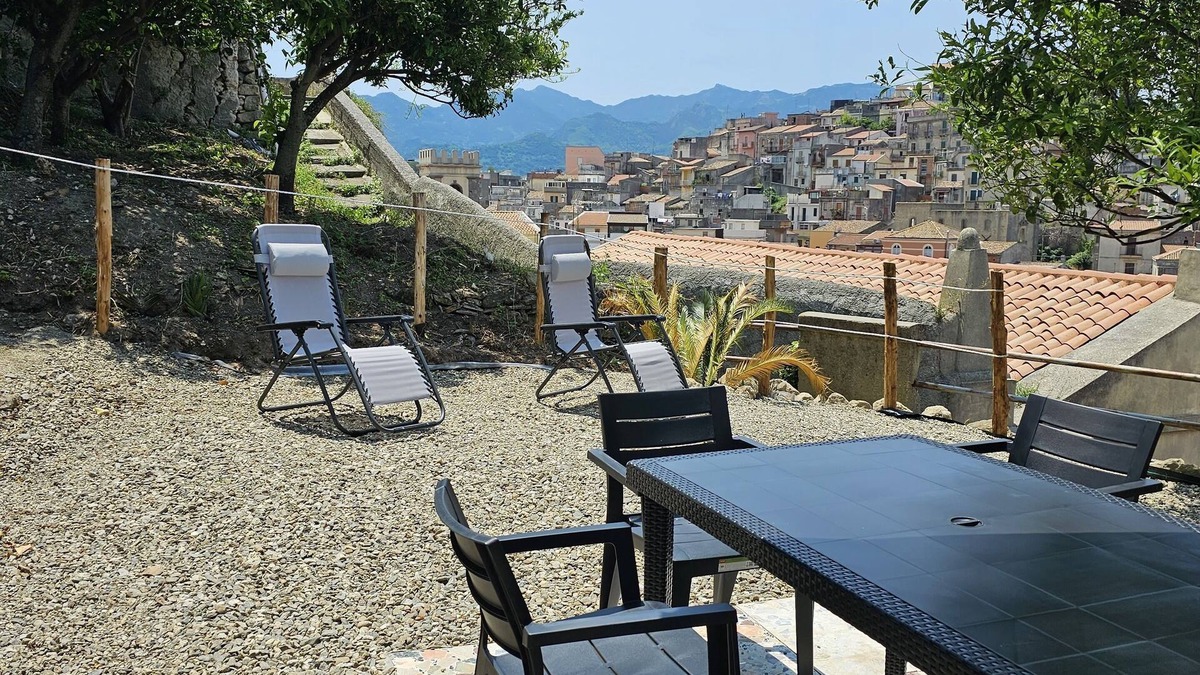 Monforte San Giorgio House | Cozy historic house with garden and view