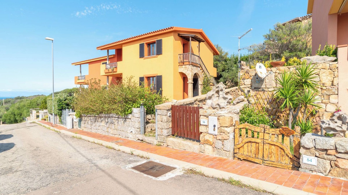 Barrabisa Apartment | Cozy Holiday Apartment "Conchiglia Verde" with Balcony, Sea View & Wi-Fi