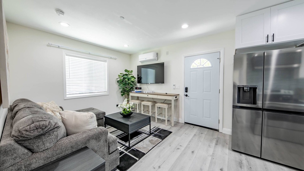 Alhambra House | Cozy home 2bed near DTLA w/Parking