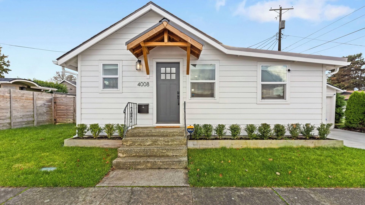 South Tacoma House | Cozy Home 2br+1ba with Portable AC- Pet Friendly, 3.3miles to Tacoma Dome