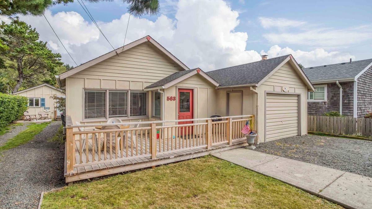 Downtown Cannon Beach House | Cozy Home 3 Blocks From Downtown and 1 Block From Beach