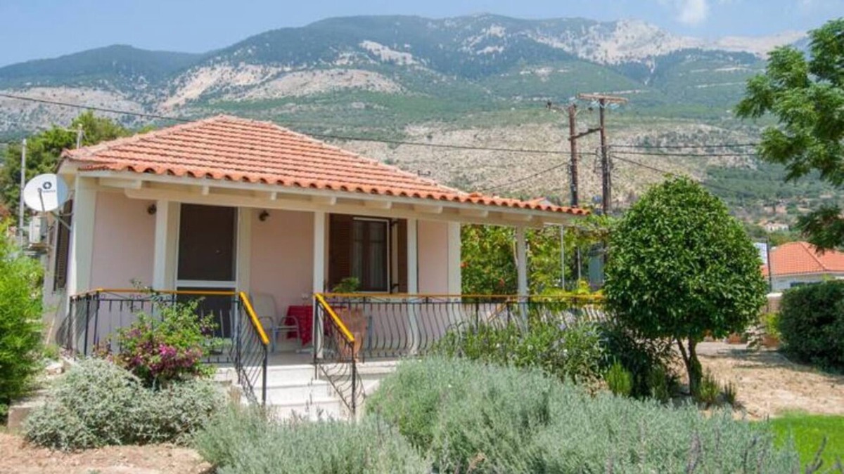 Lourdata House | Cozy Home -5 min from Lourdas Beach