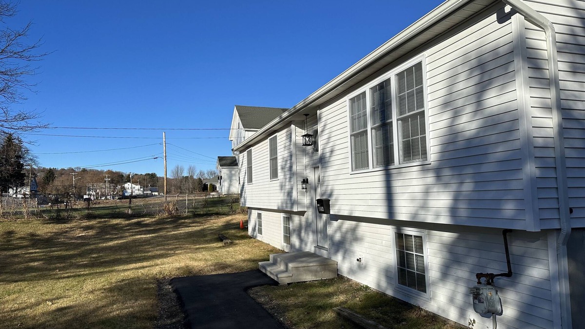 Worcester House | Cozy home 5 minutes to shopping center, HC college, 2 kitchens, 2 living rooms