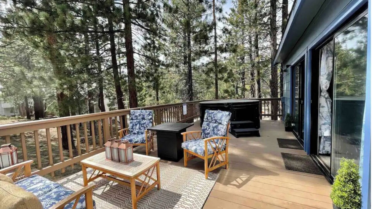 Upper Kingsbury House | Cozy Home at Heavenly Ski Resoirt + 5 min to CasinosPrivate Hot Tub/Pet Friendly