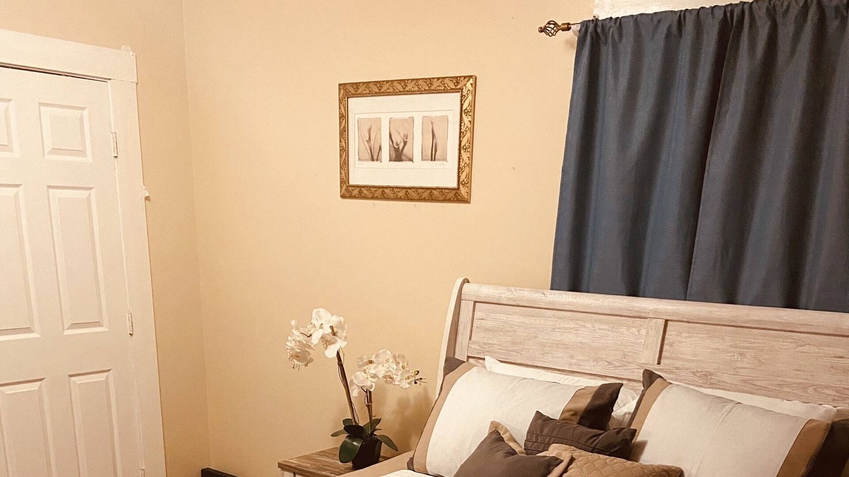 Lawrence House | Cozy - Home Away from Home