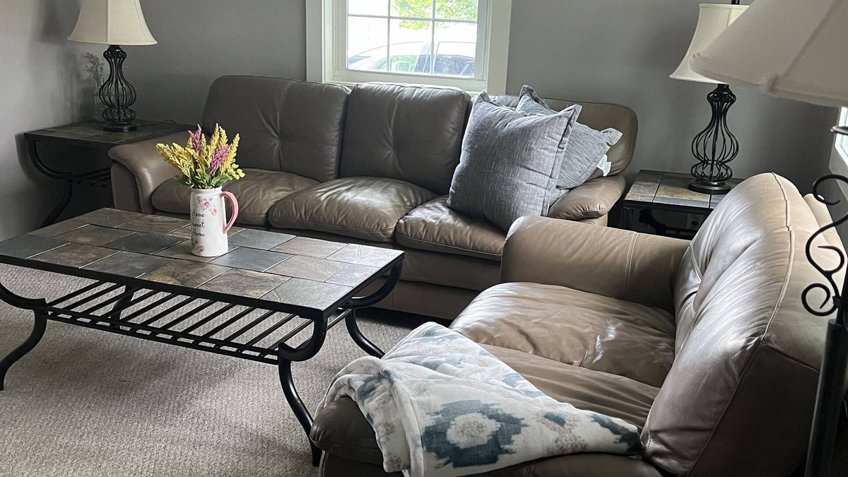 Auburn House | Cozy Home Away From Home! Right Outside of the City! Dog Friendly!