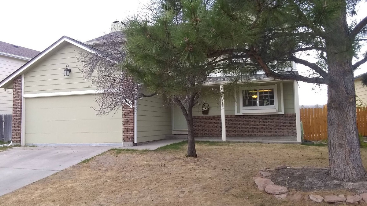 Gleneagle House | Cozy home away from home; sleeps 11