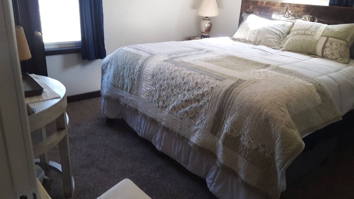 Evergreen Cottage | Cozy home, centrally located in the beautiful Flathead Valley under the BIG SKY.