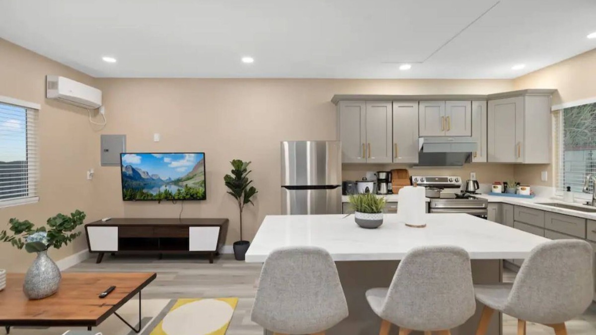 Glendora House | COZY HOME|Fast WiFi|4k Smart TV | For Families