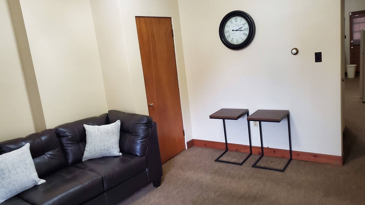 Johnstown House | Cozy home for business or family stay