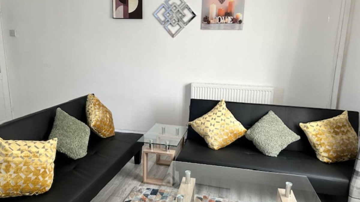 King's Norton House | Cozy Home-from-Home, Kings Norton Sleeps 7. With free off-street parking!