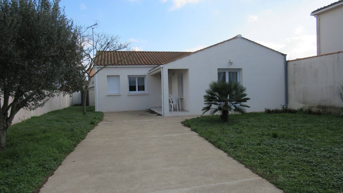 LʼAiguillon-sur-Mer House | Cozy Home in Tranquil Area, Near Beach & Shops, L'Aiguillon sur Mer