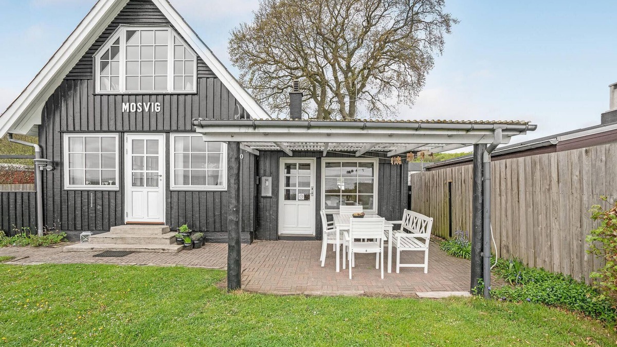 Bjert House | Cozy home in Bjert with house sea view
