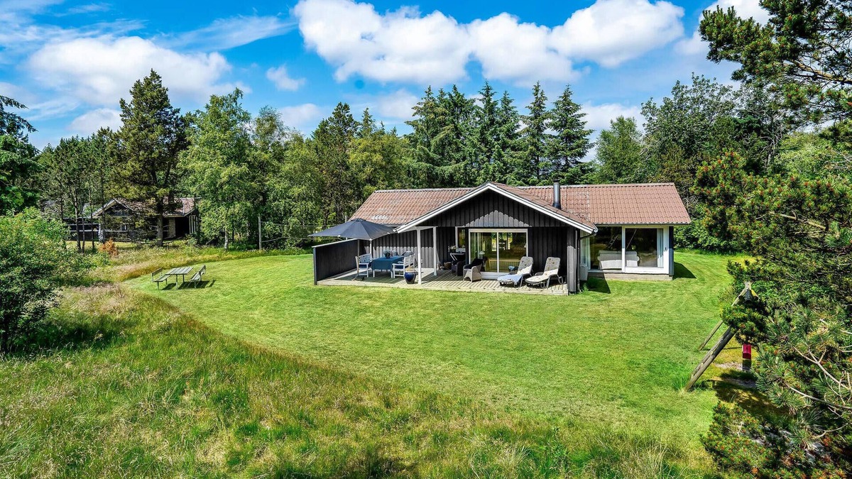 Blavand House | Cozy home in Blåvand with kitchen