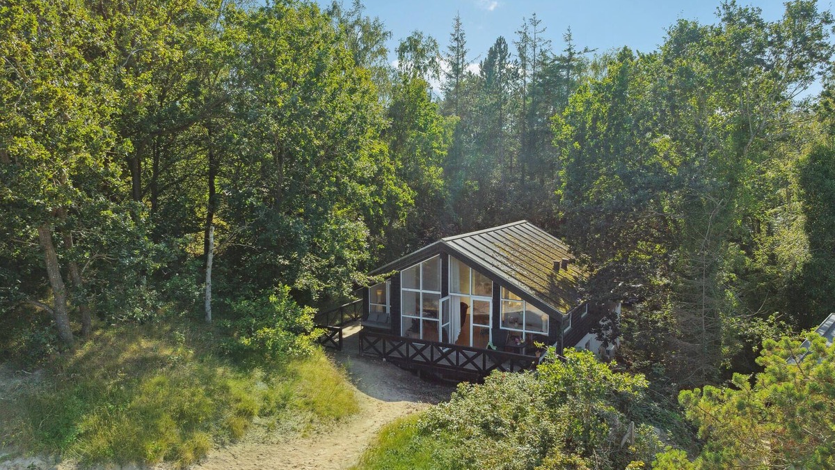 Hvidbjerg Strand House | Cozy home in Børkop with WiFi