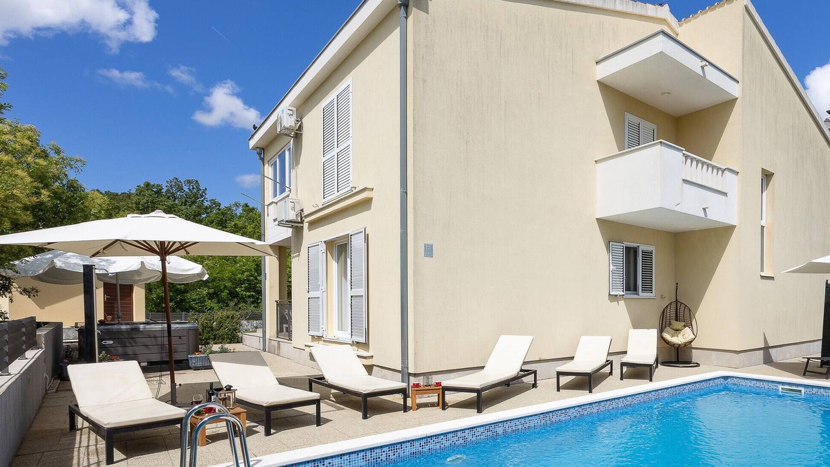 Dugopolje House | Cozy home in Dugopolje with jacuzzi